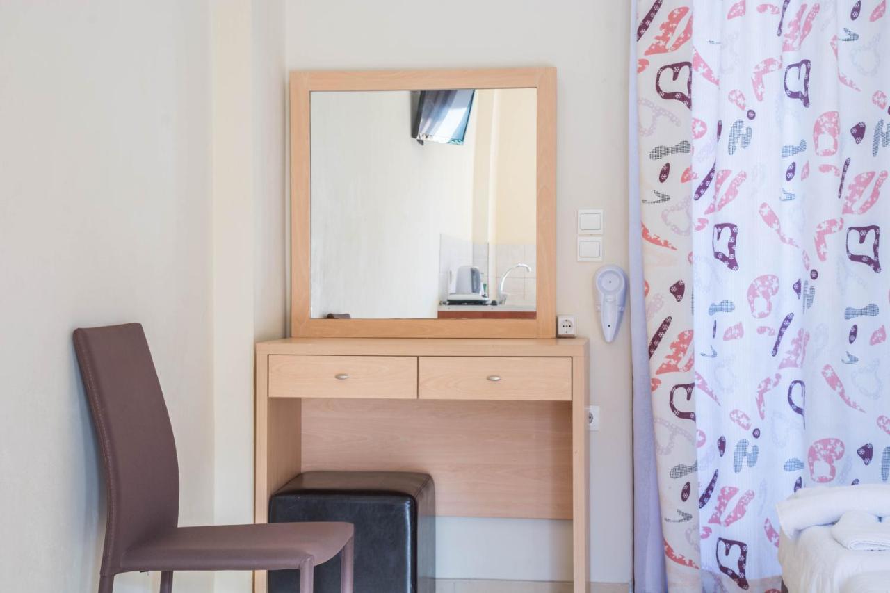 Lazaros Aparthotel 3*